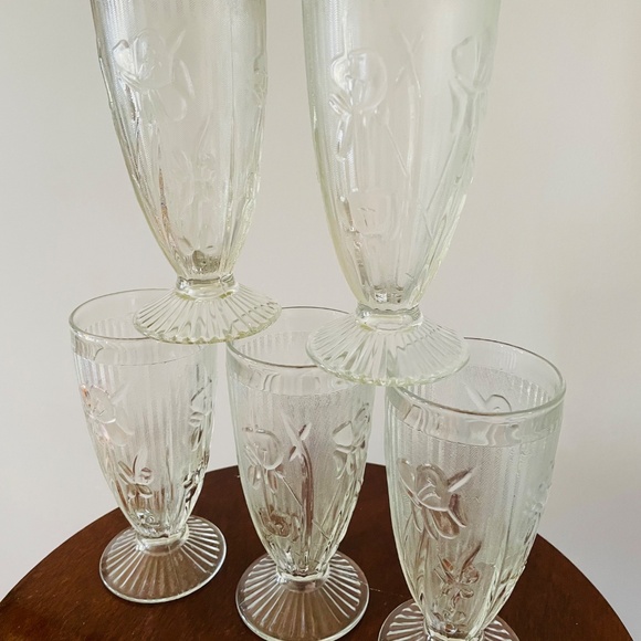 Vintage Jeannette Glass Iris and Herringbone footed tumblers, Set of FIVE - Picture 4 of 6